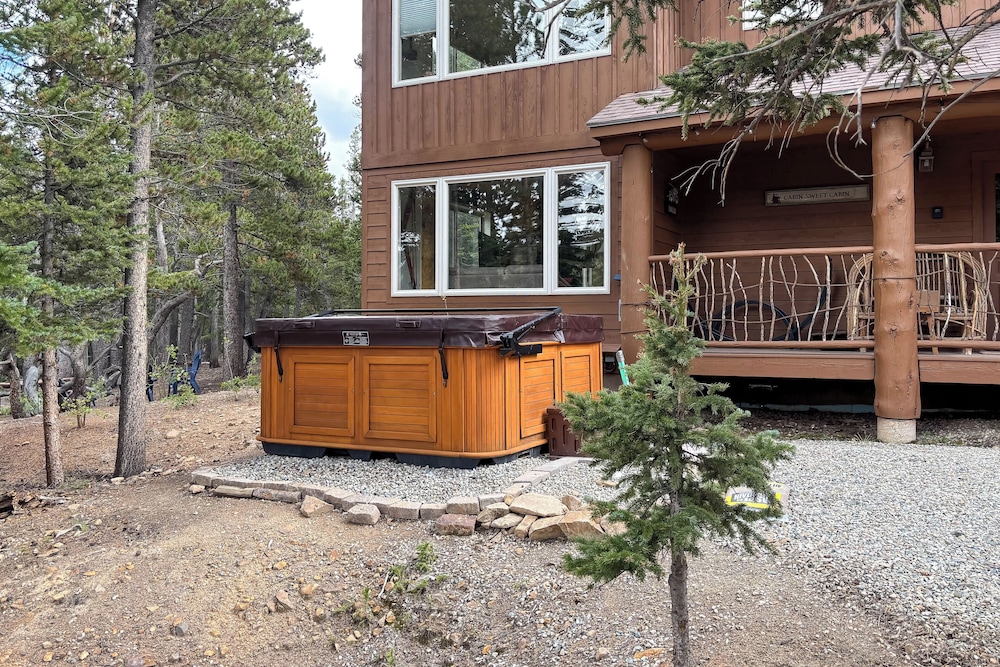Hot Tub + Game Room: Fairplay Cabin Near Hiking