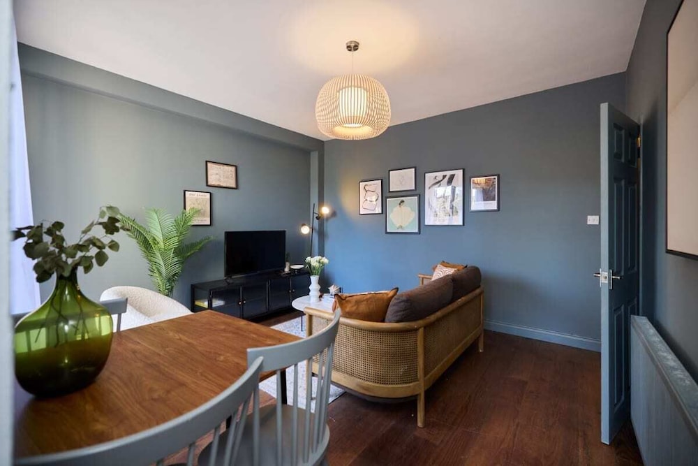 East Finchley Retreat 2BR Ground Floor Flat With Terraces