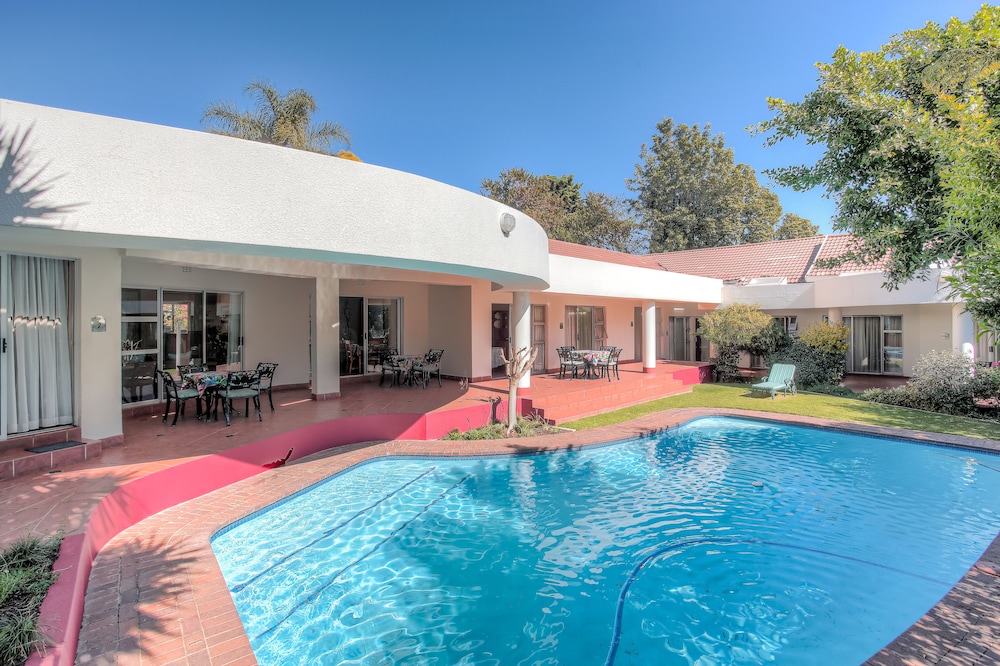 Woodmead Guest Lodge