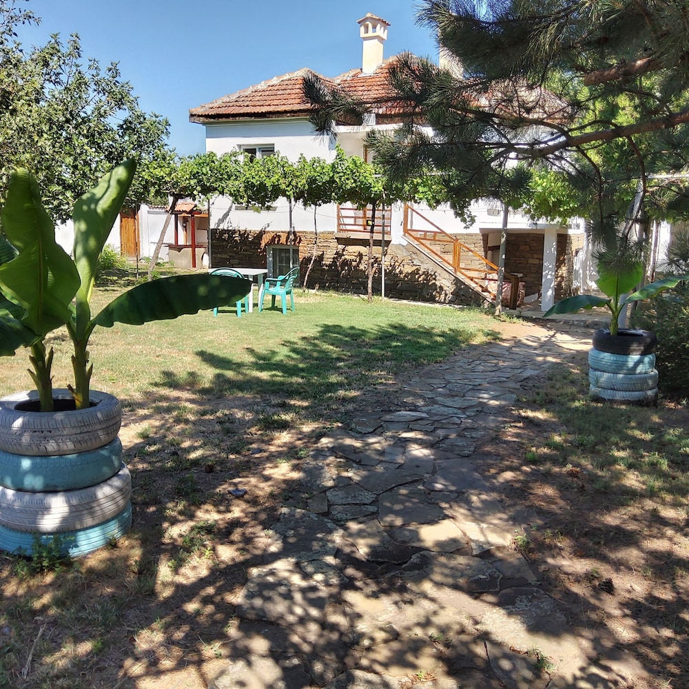 House Sleeps 6-garden-freeparking-bbq-patio-petsok