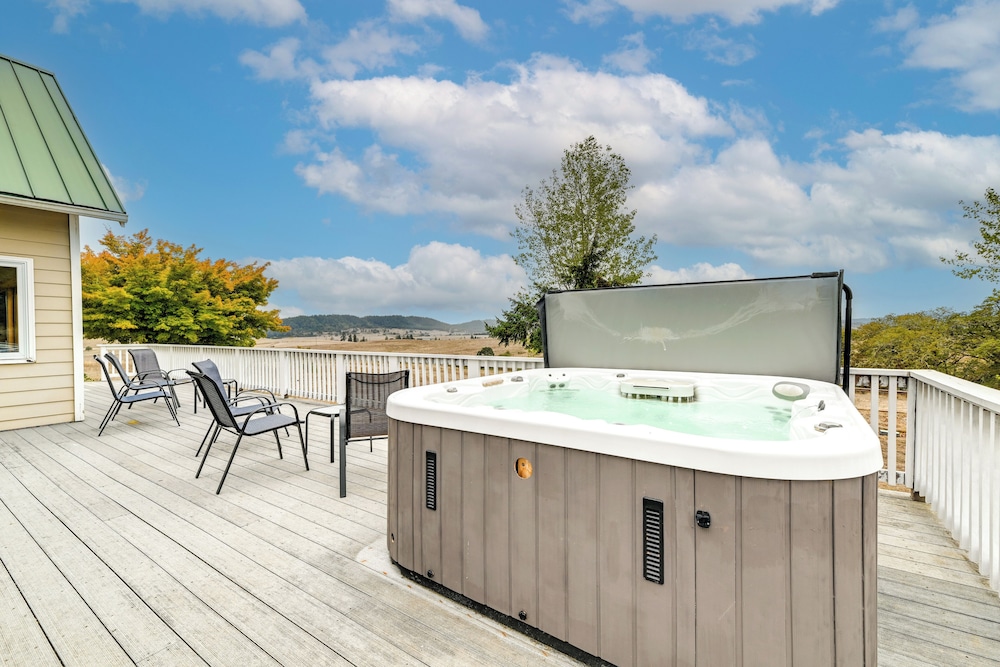 Vineyard Farmhouse in Oakland w/ Hot Tub!