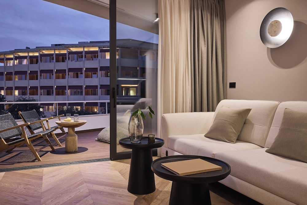 Cama Luxury Suites Kavouri