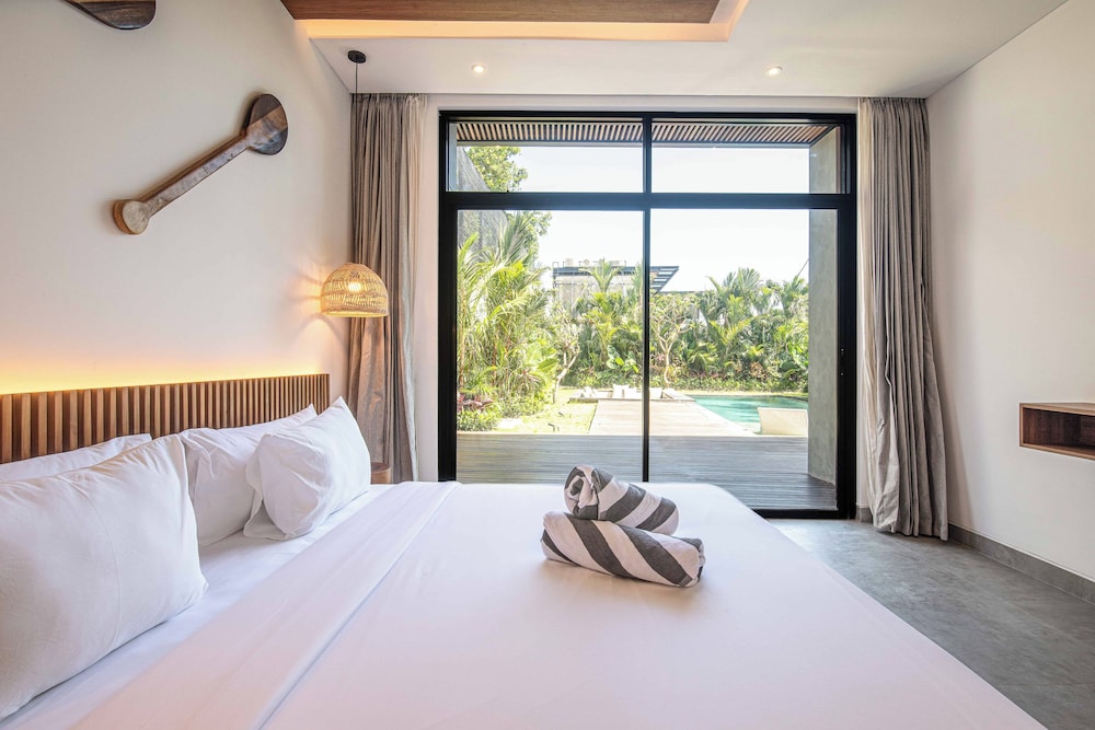 Opulent 5BR Modern Villa 400m From the Ocean