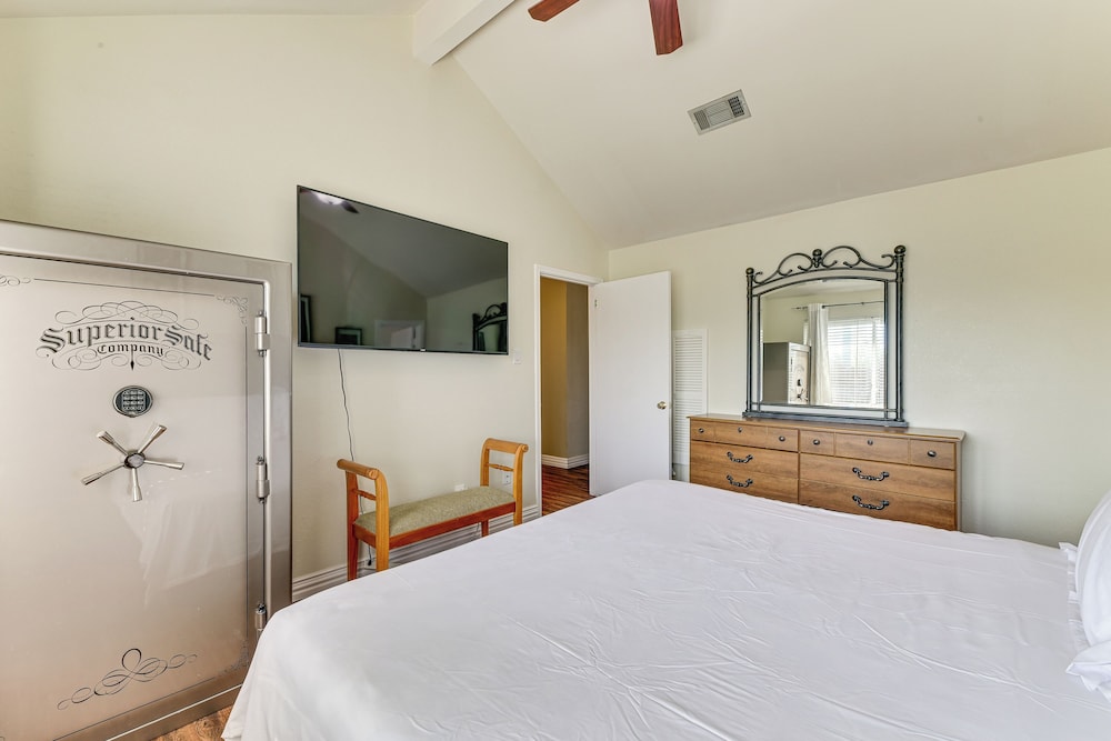 Pet-friendly Family Home 3 Mi to Lake Lewisville