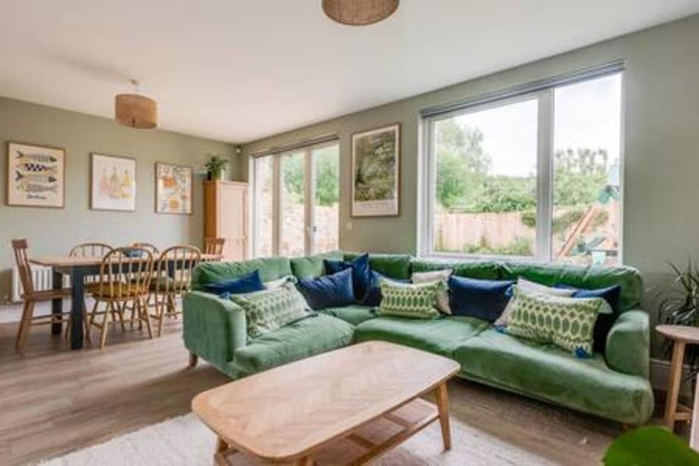 Family-friendly Getaway - Garden Parking Sleeps 7