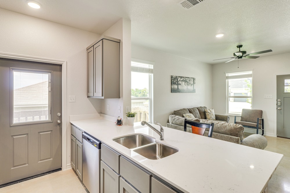 2 Mi to Dtwn Dining! Pet-friendly Temple Townhome