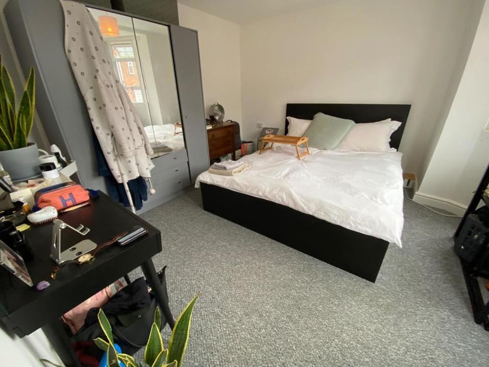 Private Apartment - Free Wifi, Parking, No Deposit view 4