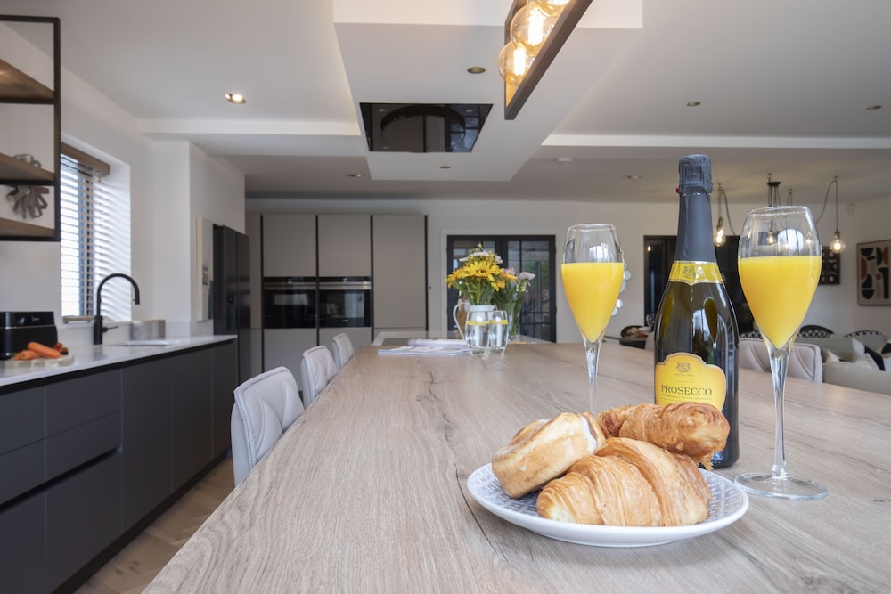 Elliot Oliver- Superior 6 Bedroom House With Hot Tub And Log Burner