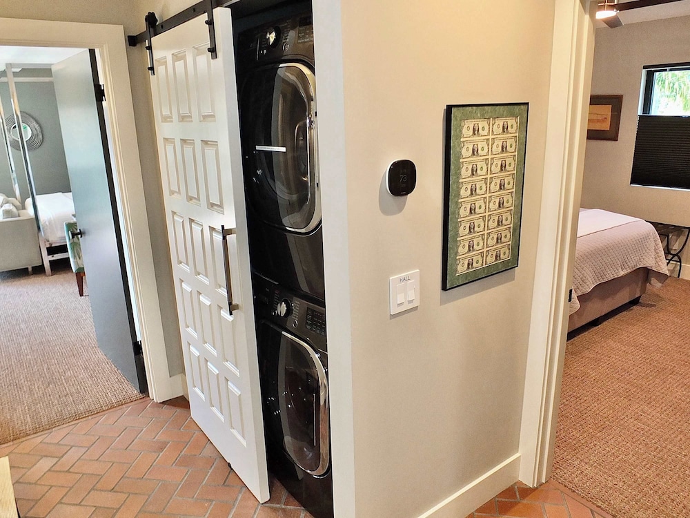 Naples Luxury Retreat - 2 BDR Stay for 4 With Rooftop Patio Near Shops