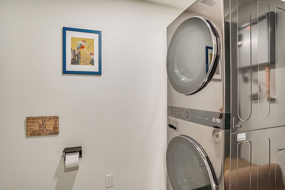 Lake View + Huge Deck: Cozy Possum Kingdom Retreat