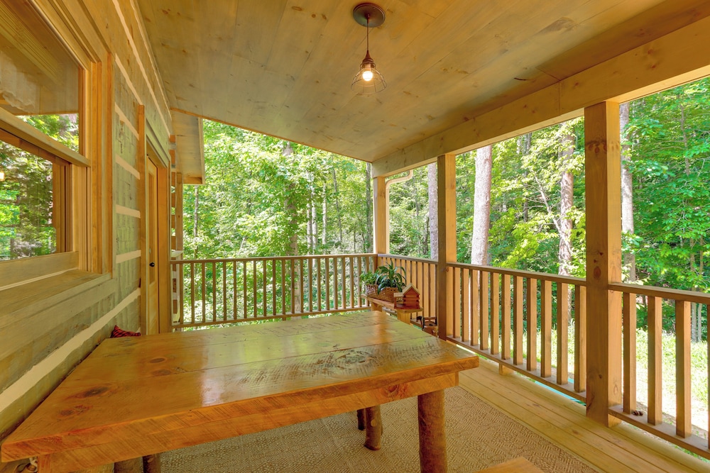 4 Mi to Fall Branch Falls: Peaceful Cabin w/ Deck