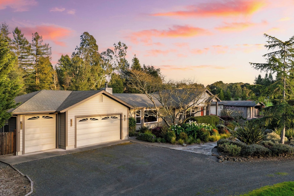 Pool + Hot Tub + Firepit + Game Room Minutes From Sebastopol & Russian River Baker Lane Retreat