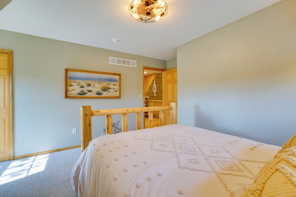 1 Mi to Public Beach: Port Austin Cabin w/ Hot Tub