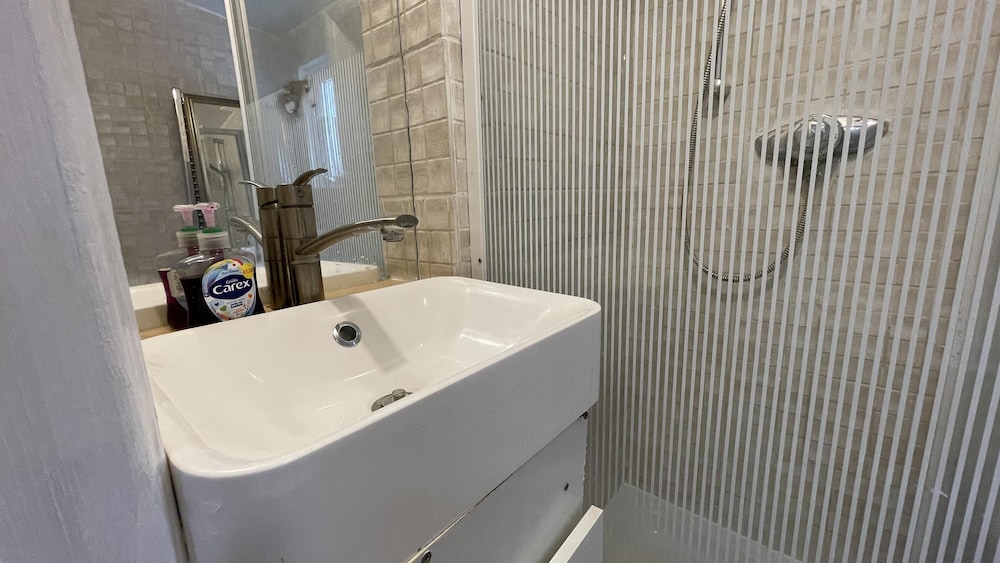 Lovely Flat Near Train Station and Central London