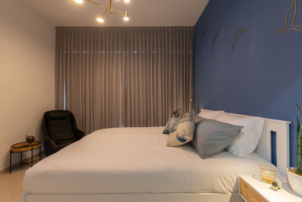3 BR SeaFront APT Prestigious Tower