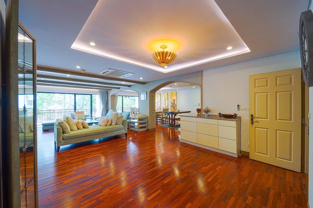 4 Bed Beachfront Condo SP43
