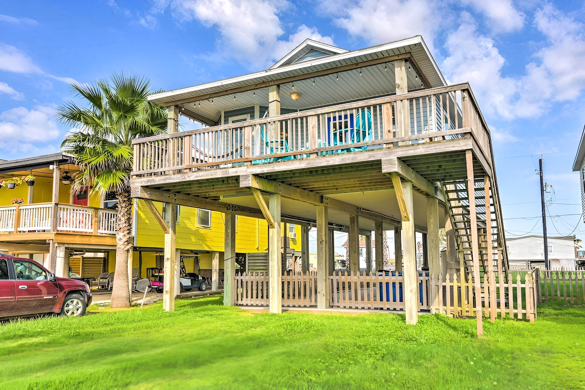 Colorful Freeport Beach Home: 1/2 Mi to Shore