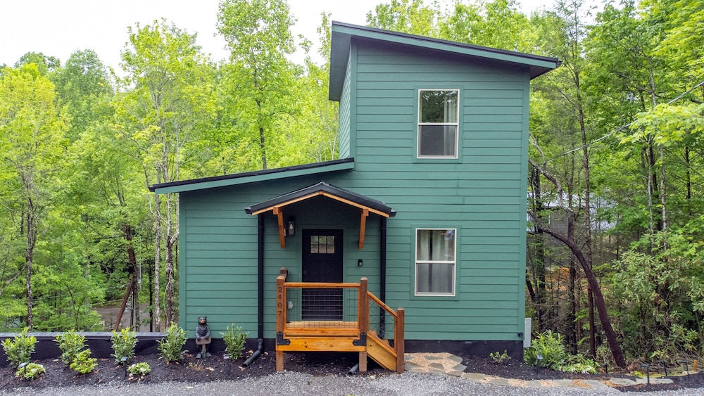 2 Brand New Cabins for Family Retreat