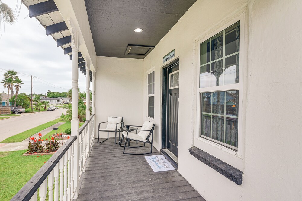 < 1 Mi to Beaches: Galveston Retreat w/ Patio!