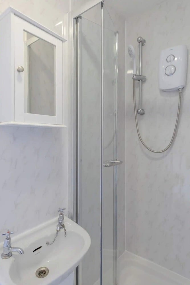 Lovely 4 Bed House w Garden, 1 Stop to Waterloo