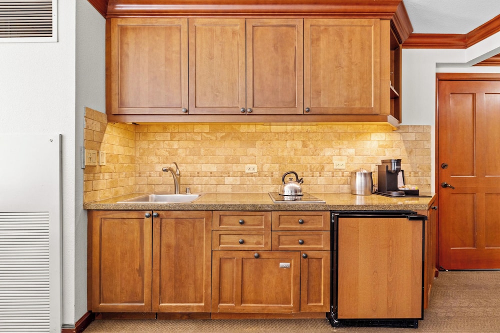 Condo w/ Fireplace & Community Perks