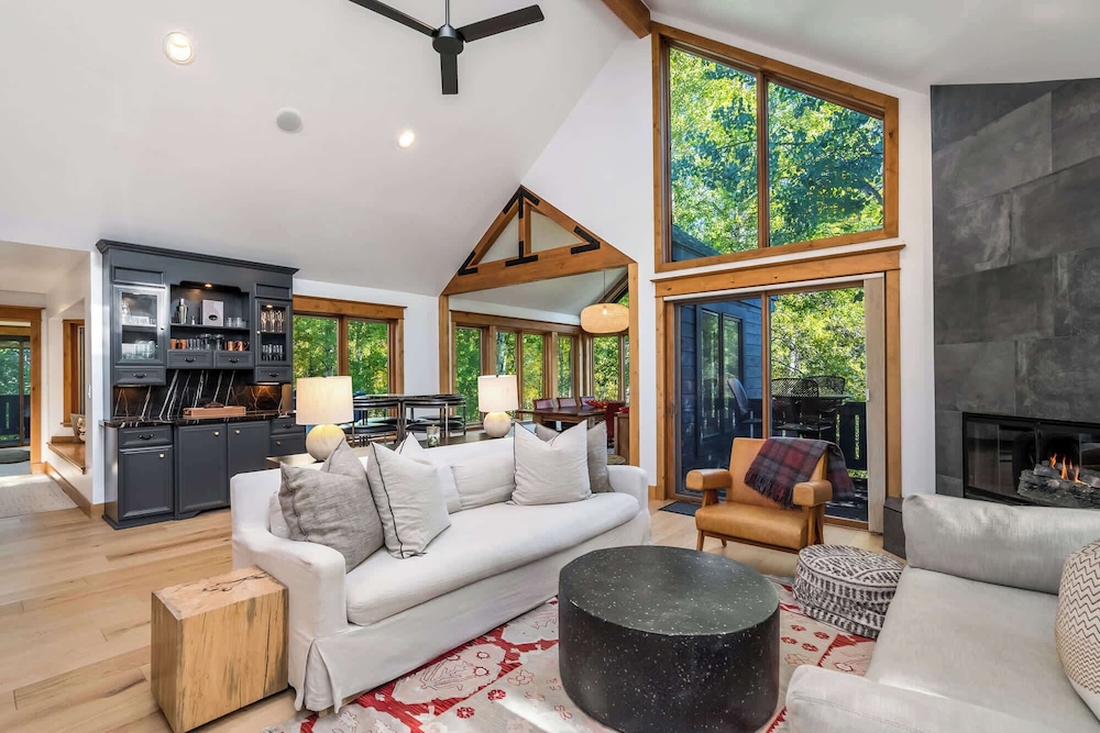 Evergreen Escape Home for 12