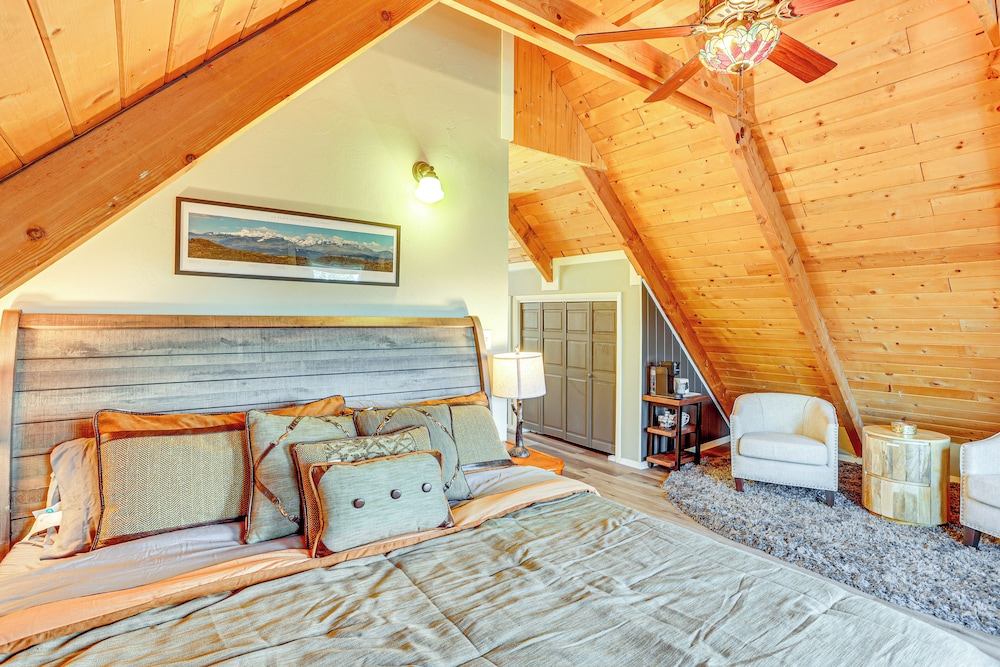 2 Mtn-view Decks + Natural Spring: Durango Retreat