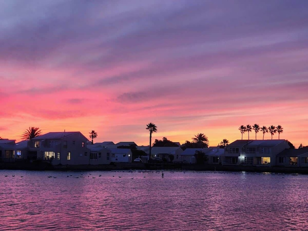 Flamingo Villa at Beach - Pool - Luxury - Solar Back Up