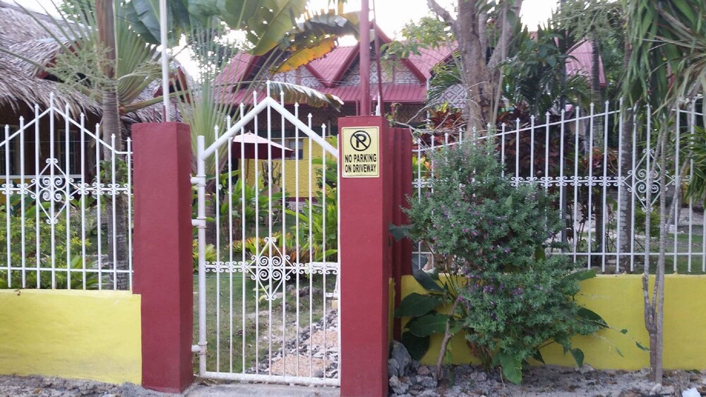 Travillehuts Palm Beach Inn