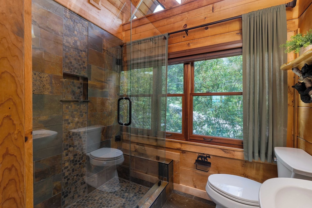 Big Bear Lodge by Avantstay Smoky Mountain Views, Hot Tub, Theater & Game Room