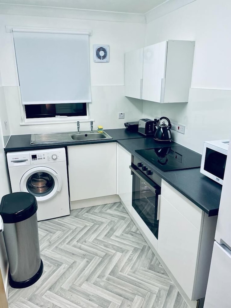 Modern 2 Bedroom Apartment With Free Parking view 3