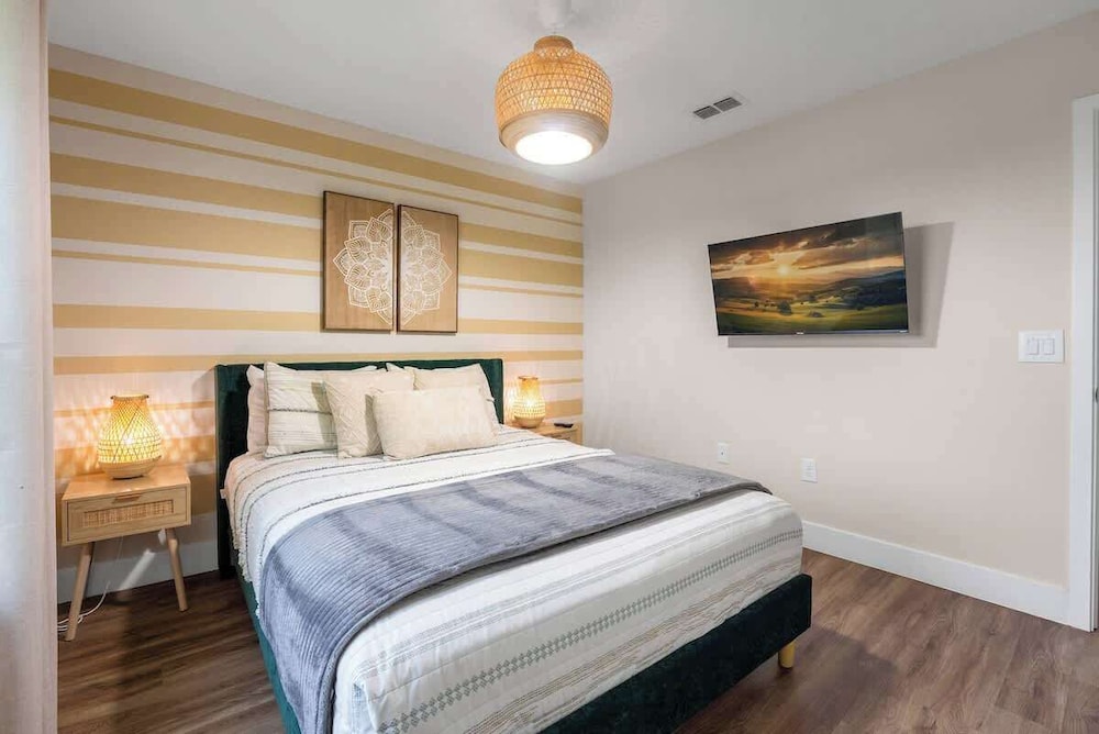 Beautiful 4BR Home w/ Modern Design