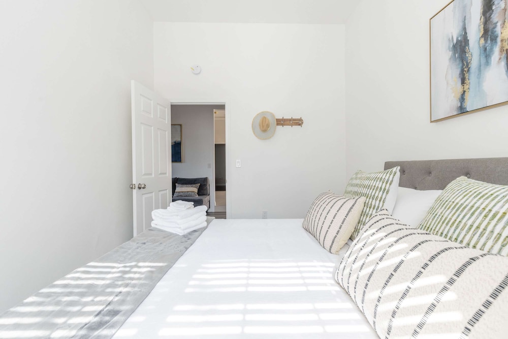 Elegant Retreat Modern Comforts, Prime Location