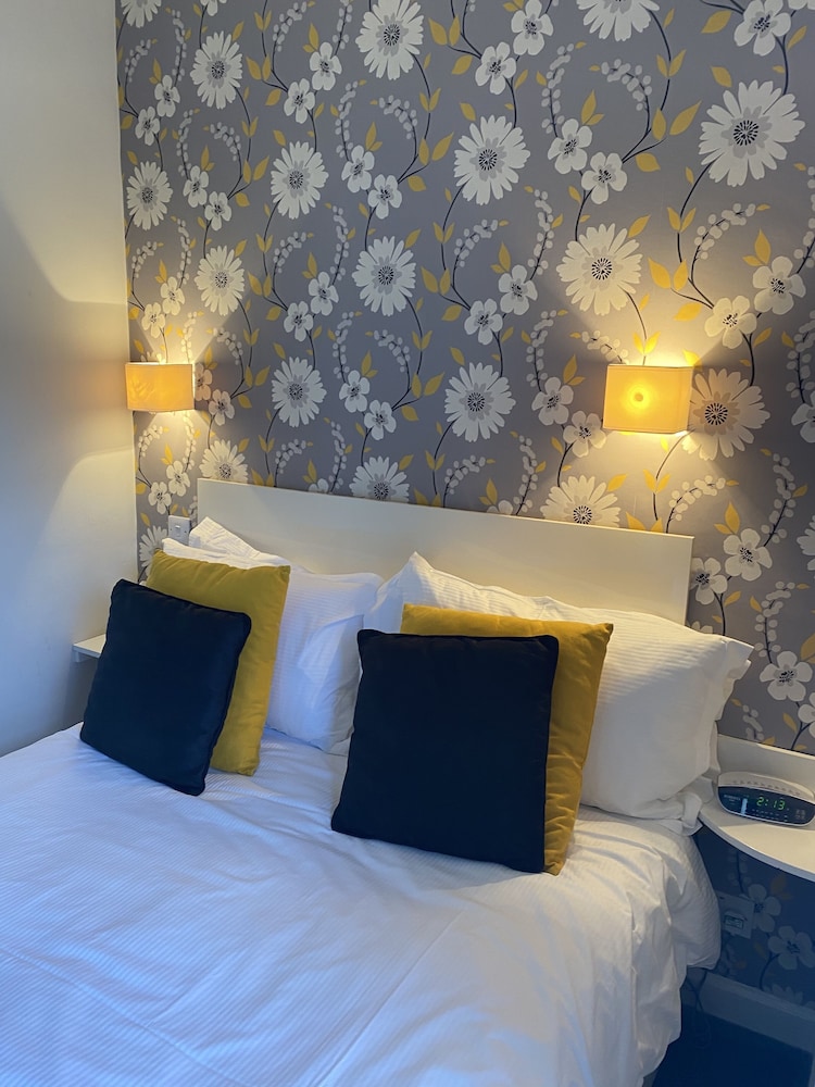The Kings Arms Hotel view 3