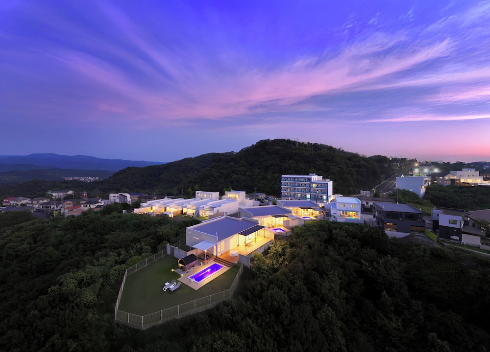 Hotel Crystal Villa SHIRAHAMA - Image 1