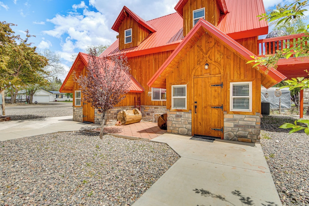 Family Home w/ Mountain Views in Circleville!