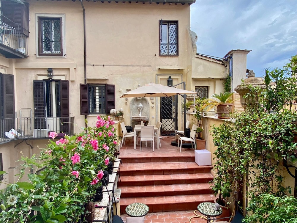 A Prince in Rome Elegant Navona Terrace Apartment