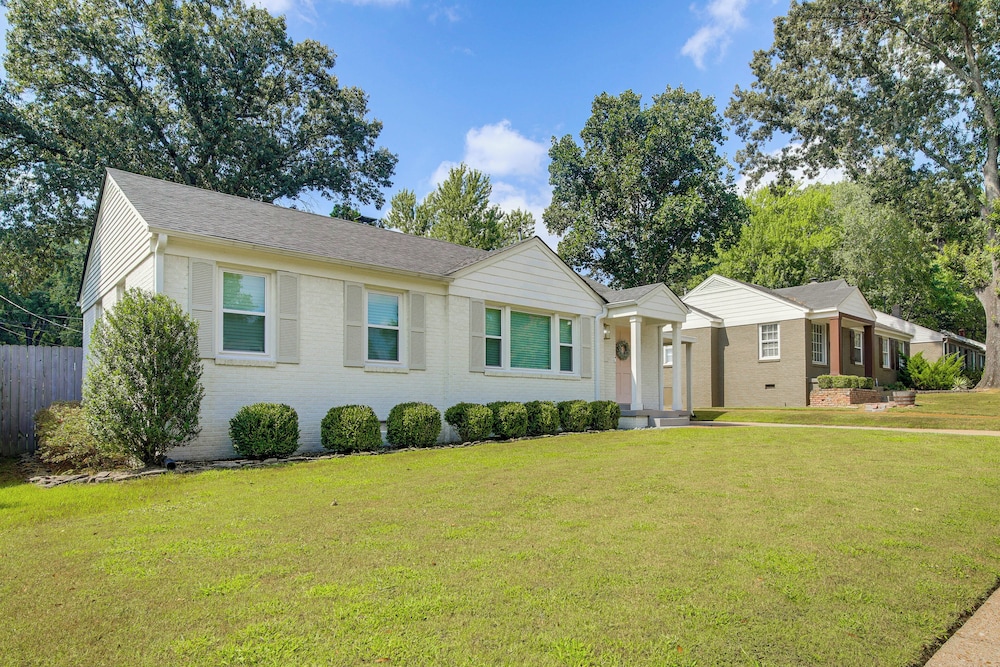 Updated Suburban Retreat: 8 Mi to Dtwn Memphis!