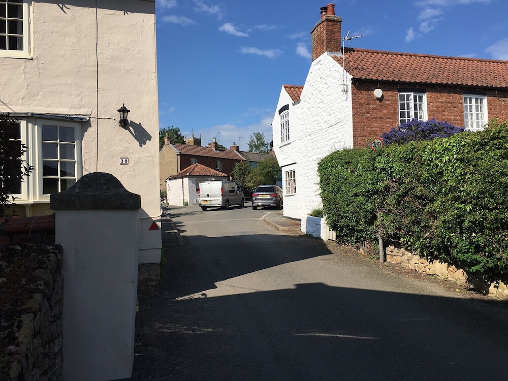 Cosy Lincs Wolds Cottage in Picturesque Tealby view 5