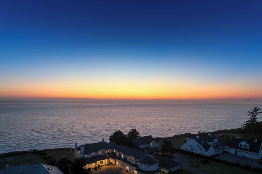 Seacliff Haven Waterfront Luxury, Stunning Views, Hot Tub & Game Room