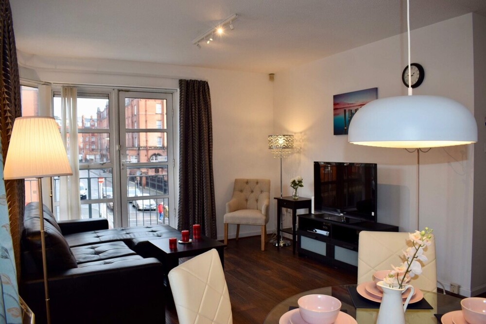 2 Bed Historical Christchurch With Parking