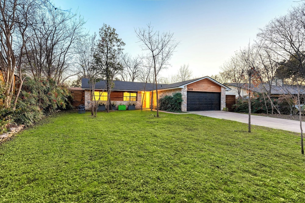 Private Yard w/ BBQ & Games, Steps to South Congress & Barton Creek Clarksburg