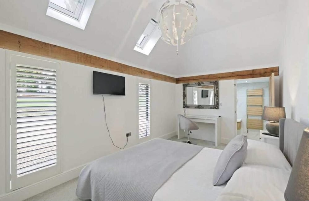 Cedar Barn Getaway, 3 Bed, Sleeps 6, Parking