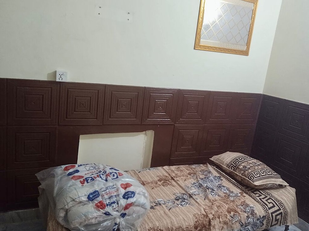 Room-room Serene Retreat in Rawalpindi -