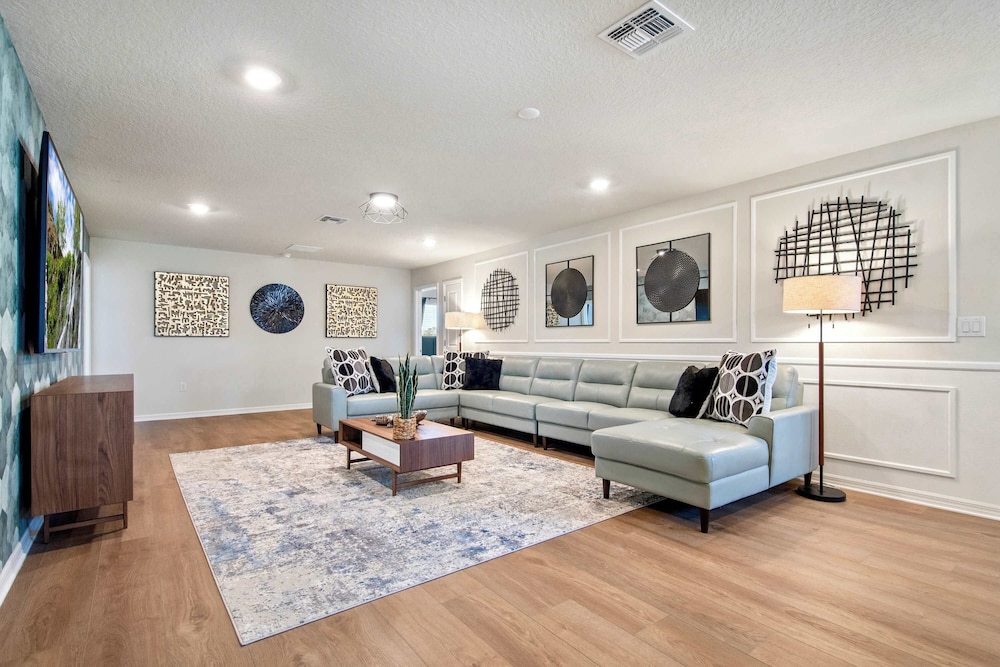 Bright & Spacious 7BR Pool Villa w/ Game Loft New Windsor Cay Resort Near Disney