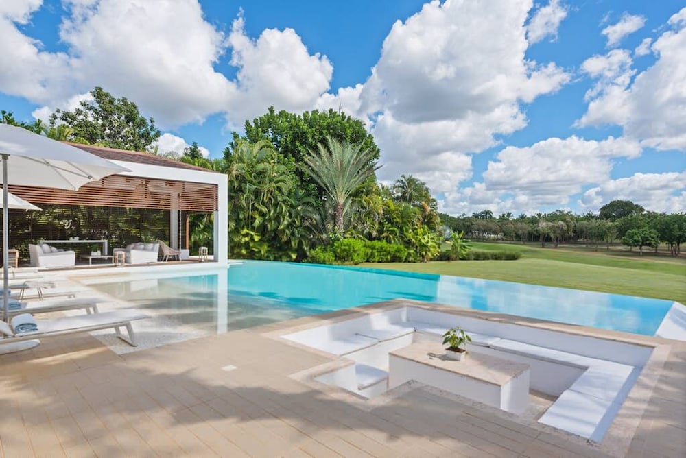 Beautifully-designed Contemporary Villa