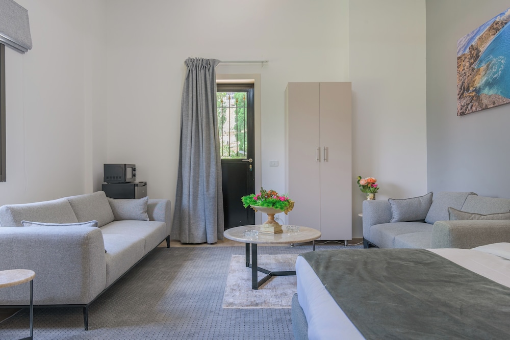 Pearl of Faqra Studios & Apartments