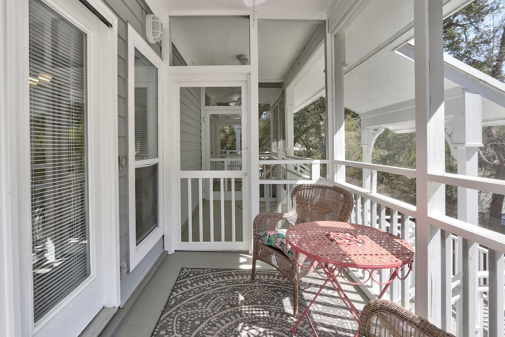 Quaint Hilton Head Villa w/ Pool & Hot Tub Access! view 3