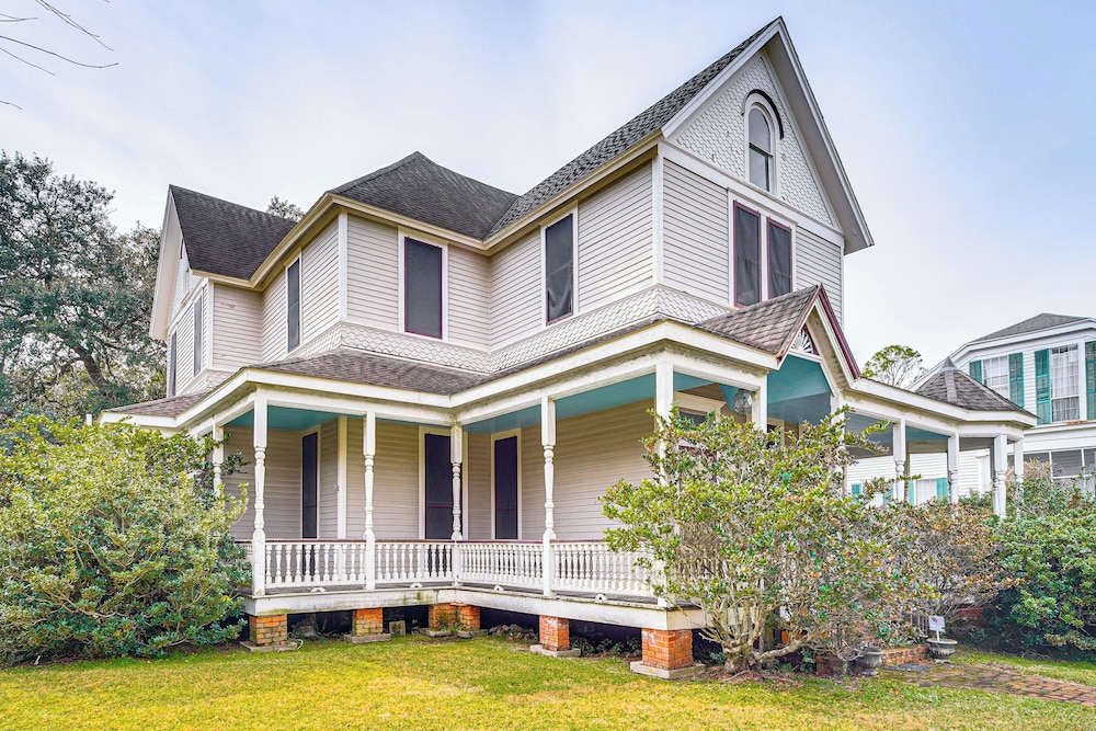 Historic Home w/ Wraparound Porch: Walkable Area!
