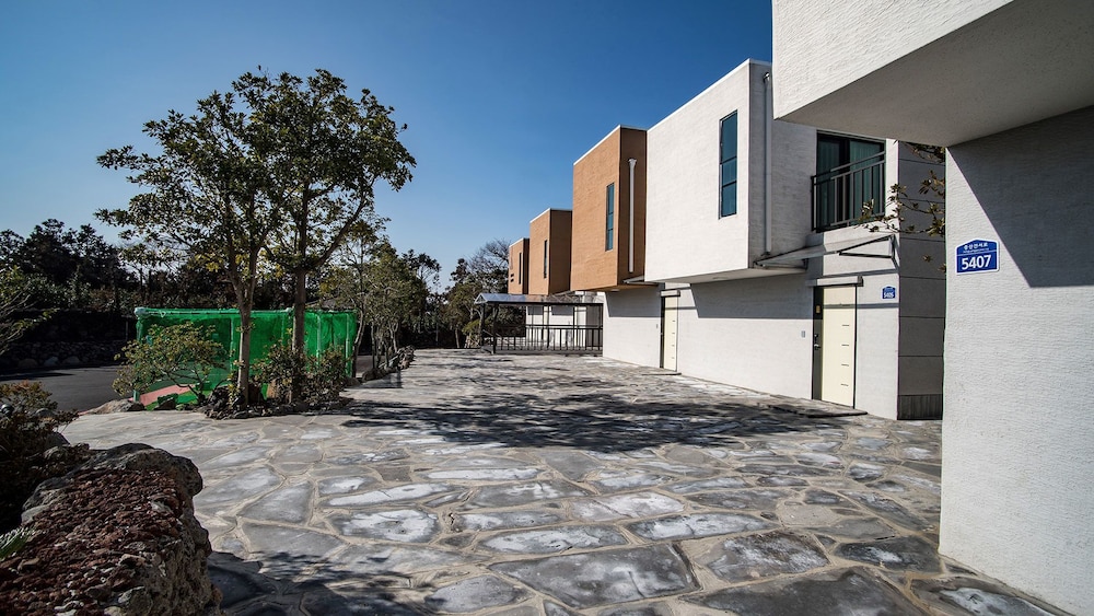 Hotel Jeju 29 Pool Villa - Image 1